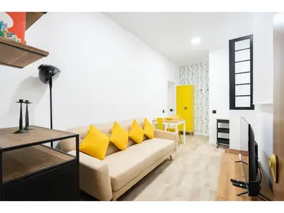 Zona de estar de Apartamento amarillo en Atocha