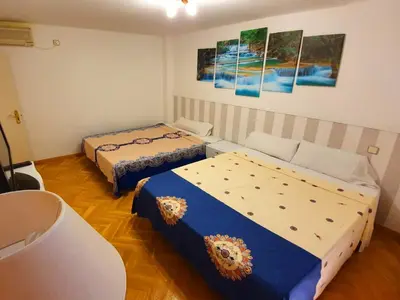 Cama o camas de una habitación en PUERTA DEL SOL Carretas APARTAMENTS & Rooms