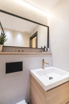 Un baño de JUAN BRAVO Apartamento a estrenar con PISCINA