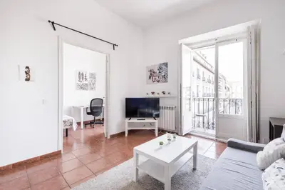 Una televisión o centro de entretenimiento en Comfy 4 rooms apt in the heart of Chueca (Madrid center)