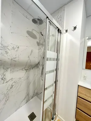 Un baño de Ile Aina Malasaña Temporal