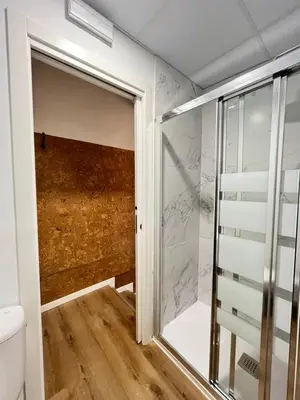 Un baño de Ile Aina Malasaña Temporal