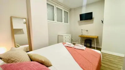 Cama o camas de una habitación en Centrally located duplex: Madrid Río-Palacio Real LINNEO