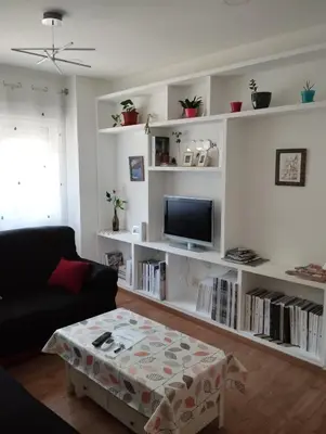 Una televisión o centro de entretenimiento en Apartamento luminoso y nuevo en Madrid Rio