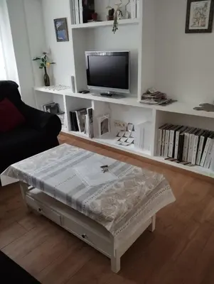Una televisión o centro de entretenimiento en Apartamento luminoso y nuevo en Madrid Rio