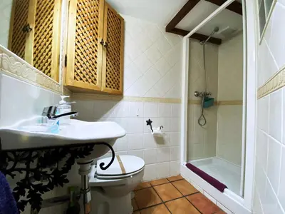 Un baño de La Cueva de León