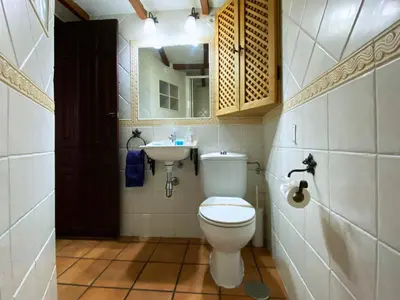 Un baño de La Cueva de León
