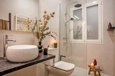 Un baño de GOBI - 1 bedroom apartment with office in Chamberi