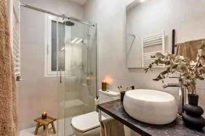 Un baño de GOBI - 1 bedroom apartment with office in Chamberi