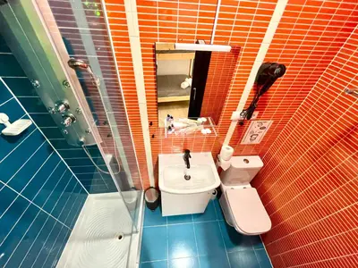 Un baño de OPERA ROOMS