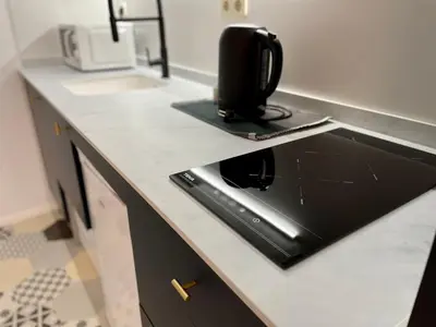 Una cocina o zona de cocina en Madrid Villa Suites Aquamarina