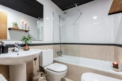 Un baño de TETELA- 1 Bedroom Apartment with shared pool in Centro