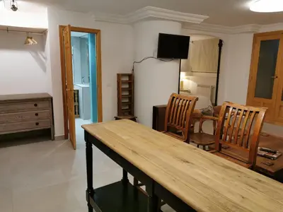 Una televisión o centro de entretenimiento en Loft in Beautiful 19th Century House
