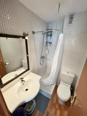 Un baño de Piso Augusto Acogedor 5 Temporal