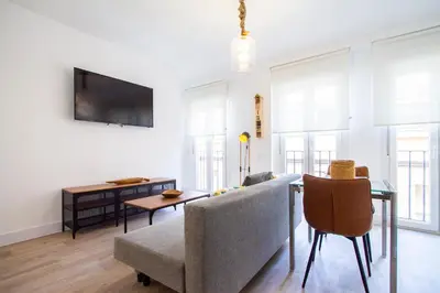 Una televisión o centro de entretenimiento en Apartamentos Cuatro Caminos
