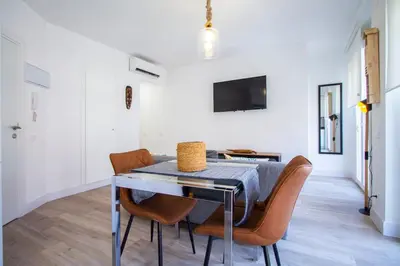 Una televisión o centro de entretenimiento en Apartamentos Cuatro Caminos