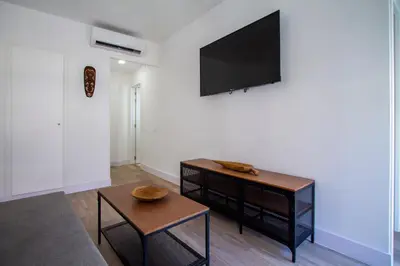 Una televisión o centro de entretenimiento en Apartamentos Cuatro Caminos