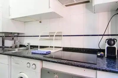 Una cocina o zona de cocina en Bright & Spacious- City Center- 2Rooms-2Bathrooms