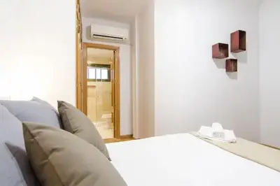 Cama o camas de una habitación en Bright & Spacious- City Center- 2Rooms-2Bathrooms