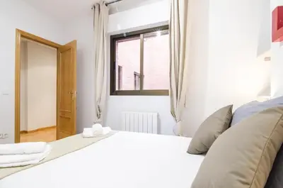 Cama o camas de una habitación en Bright & Spacious- City Center- 2Rooms-2Bathrooms
