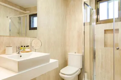 Un baño de Bright & Spacious- City Center- 2Rooms-2Bathrooms