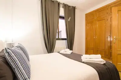 Cama o camas de una habitación en Bright & Spacious- City Center- 2Rooms-2Bathrooms