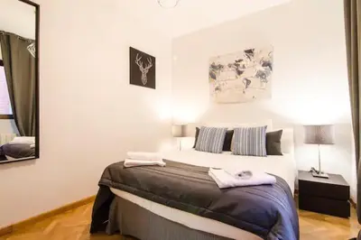 Cama o camas de una habitación en Bright & Spacious- City Center- 2Rooms-2Bathrooms
