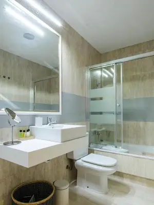Un baño de Bright & Spacious- City Center- 2Rooms-2Bathrooms