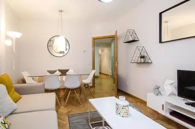 Una televisión o centro de entretenimiento en Bright & Spacious- City Center- 2Rooms-2Bathrooms