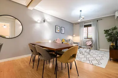 Zona de estar de GuestReady - Un Moderno Apartamento a un Paso de la Plaza Mayor