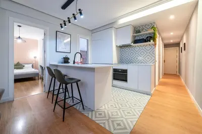 Una cocina o zona de cocina en GuestReady - Un Moderno Apartamento a un Paso de la Plaza Mayor