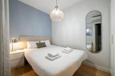Cama o camas de una habitación en GuestReady - Un Moderno Apartamento a un Paso de la Plaza Mayor