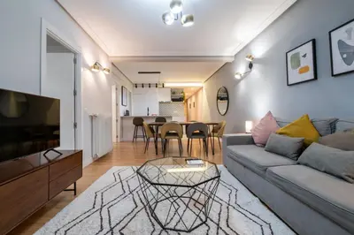 Una televisión o centro de entretenimiento en GuestReady - Un Moderno Apartamento a un Paso de la Plaza Mayor
