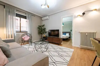 Una televisión o centro de entretenimiento en GuestReady - Un Moderno Apartamento a un Paso de la Plaza Mayor