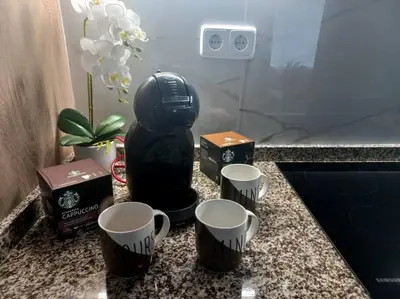 Utensilios para hacer té y café en SOL & Gran Vía: experiencia de diseño y comodidad.