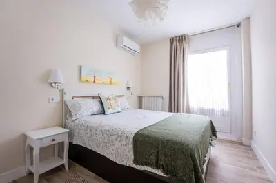 Cama o camas de una habitación en SOL & Gran Vía: experiencia de diseño y comodidad.