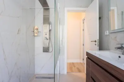 Un baño de SOL & Gran Vía: experiencia de diseño y comodidad.