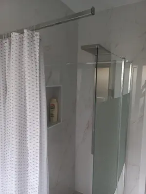 Un baño de SOL & Gran Vía: experiencia de diseño y comodidad.