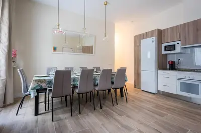 Una cocina o zona de cocina en SOL & Gran Vía: experiencia de diseño y comodidad.