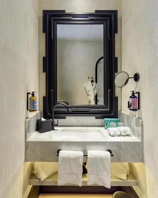 Un baño de Hotel Montera Madrid, Curio Collection By Hilton
