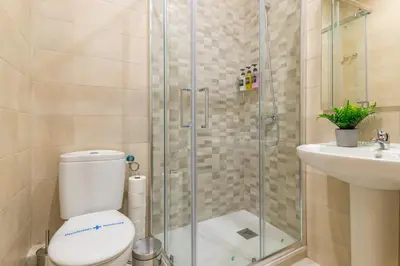Un baño de CENTRICO APARTAMENTO CON 3 BAÑOS EN PUERTA DEL SOL y ATOCHA