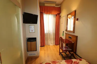 Una televisión o centro de entretenimiento en Hostal Hispano - Argentino Gran Vía