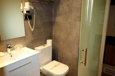Un baño de Hostal Hispano - Argentino Gran Vía