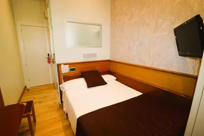 Una televisión o centro de entretenimiento en Hostal Hispano - Argentino Gran Vía