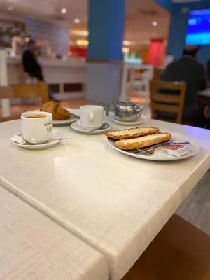 Comida en o cerca de este hotel