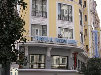 Edificio en el que se encuentra el hostal o pensión