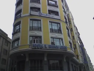 Edificio en el que se encuentra el hostal o pensión