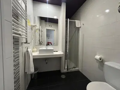 Un baño de Hostal Buenos Aires Gran Vía Madrid