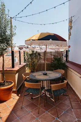 Un patio o zona al aire libre en Hotel du Temps Madrid