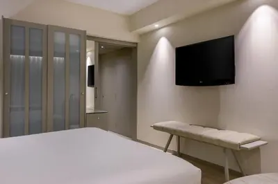 Una televisión o centro de entretenimiento en AC Hotel Carlton Madrid by Marriott